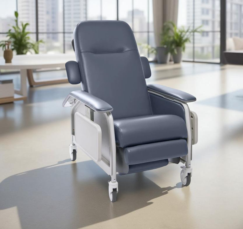 كرسي طبي مبطن باللون الرمادي مع مساند ذراعين ومظهر عصري في بيئة داخلية مشرقة.
