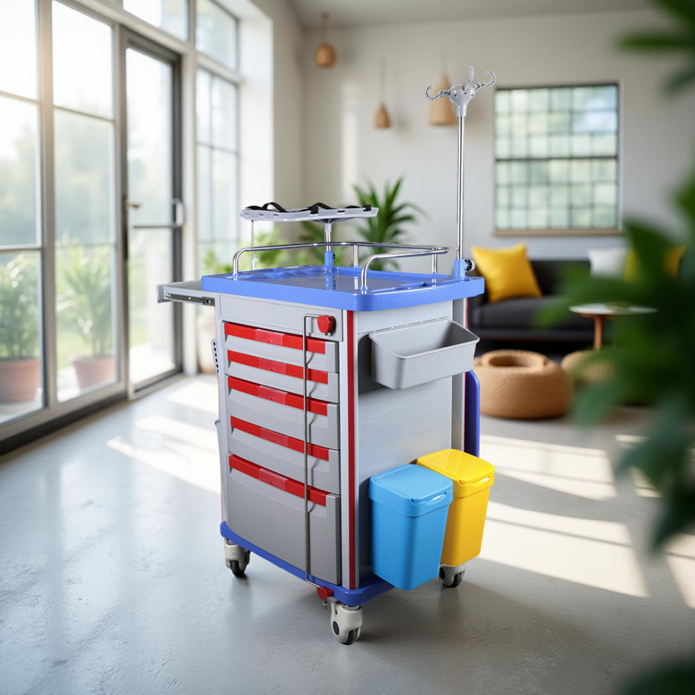 عربة طبية متعددة الاستخدامات مع أدراج وخزانة لتخزين المعدات، تقع في غرفة مضاءة بأشعة الشمس.